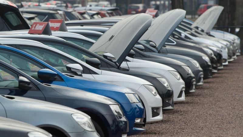 Neu- und Gebrauchtwagen stehen bei einem Autohändler nebeneinander. Foto: Sebastian Kahnert/dpa-Zentralbild/dpa/Symbolbild Neu- und Gebrauchtwagen stehen bei einem Autohändler nebeneinander. Foto: Sebastian Kahnert/dpa-Zentralbild/dpa/Symbolbild