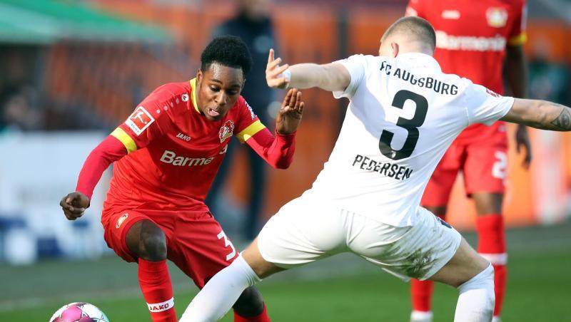 Leverkusens Jeremie Frimpong und Augsburgs Mads Pedersen (l-r.) kämpfen um den Ball.