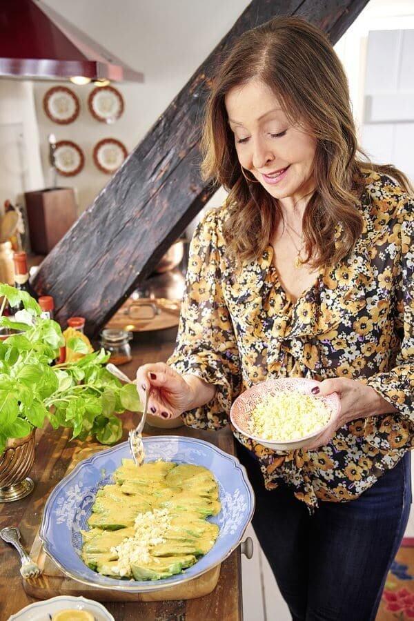Kochen ist ihre (zweite) Leidenschaft: Sängerin Vicky Leandros mit ihrem hochgelobten Avocado-Gericht. Kochen ist ihre (zweite) Leidenschaft: Sängerin Vicky Leandros mit ihrem hochgelobten Avocado-Gericht.