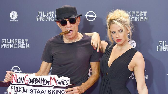 Klaus Lemke mit Darstellerin Judith Paus bei der Eröffnung des Münchner Filmfests 2017.