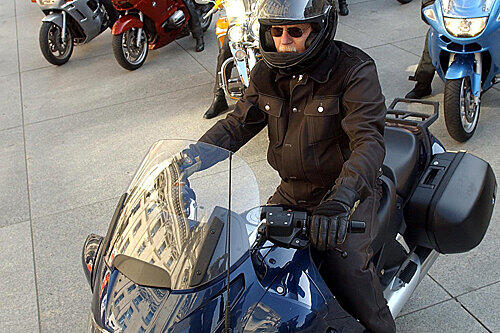 Peter Struck zieht es in die Ferne - und auf seinen heißen Ofen: Er will mit seinem Motorrad und ein paar Biker-Freunden die Rocky Mountains unsicher machen.