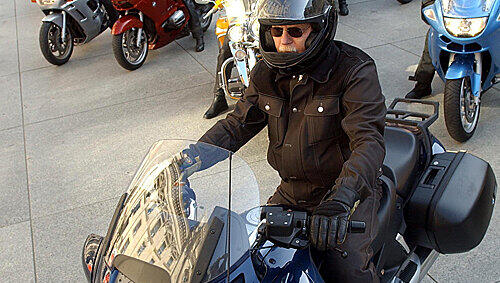Peter Struck zieht es in die Ferne - und auf seinen heißen Ofen: Er will mit seinem Motorrad und ein paar Biker-Freunden die Rocky Mountains unsicher machen. Peter Struck zieht es in die Ferne - und auf seinen heißen Ofen: Er will mit seinem Motorrad und ein paar Biker-Freunden die Rocky Mountains unsicher machen.