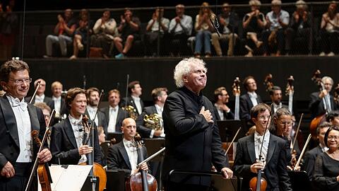 Simon Rattle und das Symphonieorchester des Bayerischen Rundfunks beim Schlussapplaus.