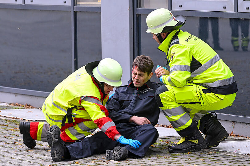Rettungskräfte üben an Mimen für den Ernstfall.