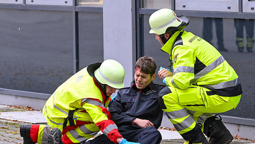 Rettungskräfte üben an Mimen für den Ernstfall. Rettungskräfte üben an Mimen für den Ernstfall.