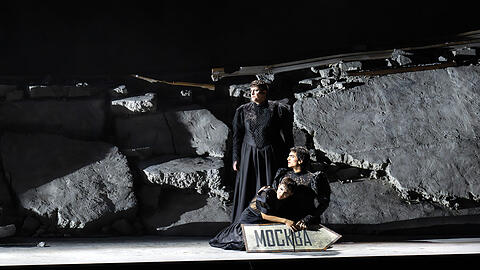 Aryeh Nussbaum Cohen (Olga), Dennis Orellana (Irina) und Cameron Shahbazi (Mascha) in "Drei Schwestern".