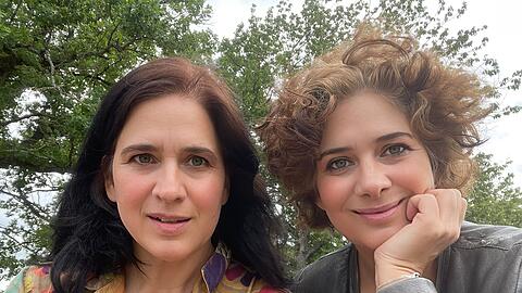 Anouschka (l.) und ihre fünf Jahre jüngere Schwester Anina traten schon auf großen und kleinen Bühnen auf. Sie haben mit Kindern, Künstlern und Tauben gearbeitet und dabei nie die Lust an neuem verloren.