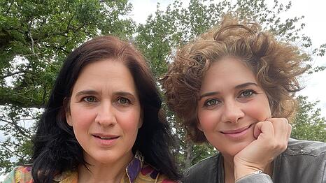 Anouschka (l.) und ihre fünf Jahre jüngere Schwester Anina traten schon auf großen und kleinen Bühnen auf. Sie haben mit Kindern, Künstlern und Tauben gearbeitet und dabei nie die Lust an neuem verloren.