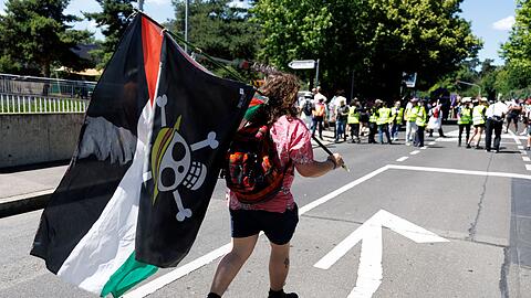 Im Protestzug sind viele Pal&auml;stinenserflaggen zu sehen.