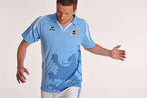 So sehen die Löwen in der kommenden Saison aus: Benny Lauth mit dem neuen Löwen-Trikot