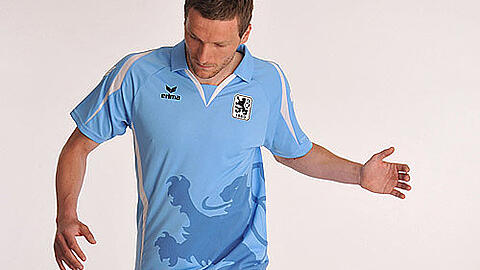 So sehen die Löwen in der kommenden Saison aus: Benny Lauth mit dem neuen Löwen-Trikot