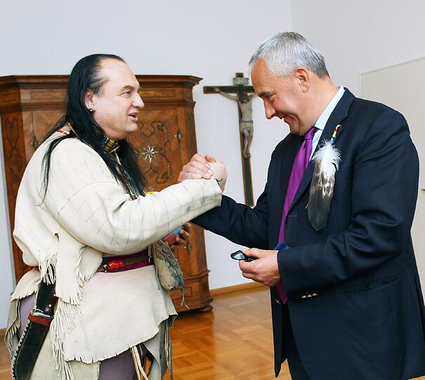Kult für den Kultusminister: Liedermacher-Legende Willy Michl besucht mit seiner Frau Cora Kultusminister Ludwig Spaenle in seinem Büro - und spielt dem Fan ein Ständchen.