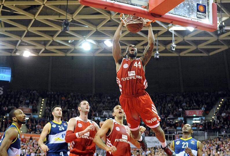 Bryce Taylor ist Bayerns Mann für&rsquo;s Spektakuläre. Hier hämmert er einen Dunk in den Ring.