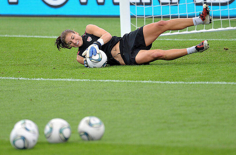 Die US-Torhüterin Hope Solo weiß auch neben dem Platz aufzufallen. Klicken Sie sich durch die Bilderstrecke.