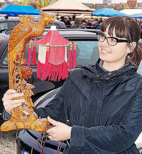 Lampe aus Korea: Theresa Eirich: &bdquo;Ich habe für fünf Euro eine Tischlampe erstanden. Der Verkäufer hat erzählt, dass er sie aus Korea von einer Reise mitgebracht hat. Dieses wunderbare Stück wird jetzt ihren Platz der Showroom der Modeagentur finden, bei der ich arbeite.&ldquo;
