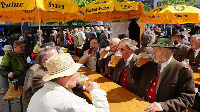 Auch die Sänger vom Sängerkreis Ottobrunn genießen den sonnigen Tag und trinken einen kräftigen Schluck Bier.