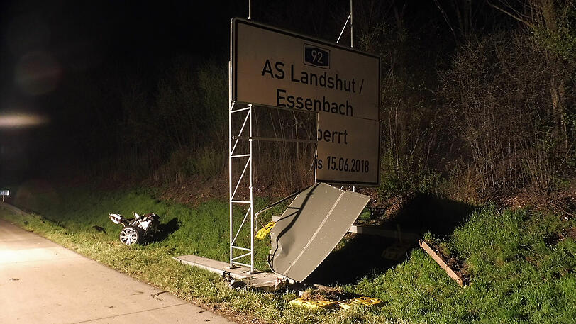 Teile des Autos zerstörten eine Anzeige seitlich der Autobahn.