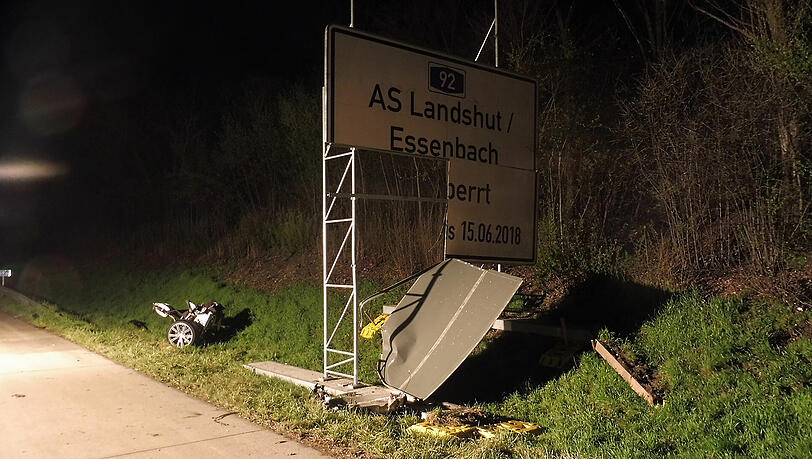 Teile des Autos zerstörten eine Anzeige seitlich der Autobahn. Teile des Autos zerstörten eine Anzeige seitlich der Autobahn.