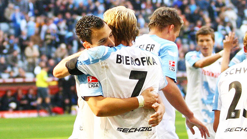 In seiner zweiten Saison startet Gebhart richtig durch. Im ersten Halbjahr der Saison 2008/09 macht er 16 Spiele, erzielt dabei fünf Tore und gibt drei Vorlagen. Im Mittelfeld ist er mit nur 19 Jahren unumstrittener Regisseur. Das weckt Begehrlichkeiten.