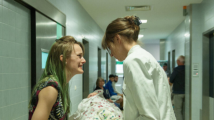 "Stumme Schreie": Nicole (Hanna Hilsdorf, l.) ist außer sich, als ihr Baby kein Lebenszeichen von sich gibt - Ärztin Jana (Natalia Belitski) versucht zu helfen