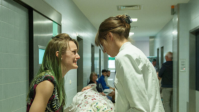 "Stumme Schreie": Nicole (Hanna Hilsdorf, l.) ist außer sich, als ihr Baby kein Lebenszeichen von sich gibt - Ärztin Jana (Natalia Belitski) versucht zu helfen "Stumme Schreie": Nicole (Hanna Hilsdorf, l.) ist außer sich, als ihr Baby kein Lebenszeichen von sich gibt - Ärztin Jana (Natalia Belitski) versucht zu helfen