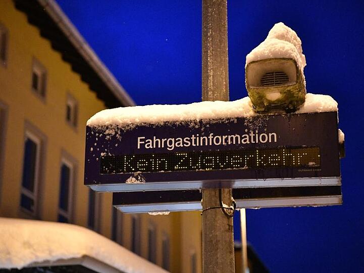 Nichts geht mehr: "Kein Zugverkehr" steht auf einer Fahrgastinformationstafel am Bahnhof von Miesbach.