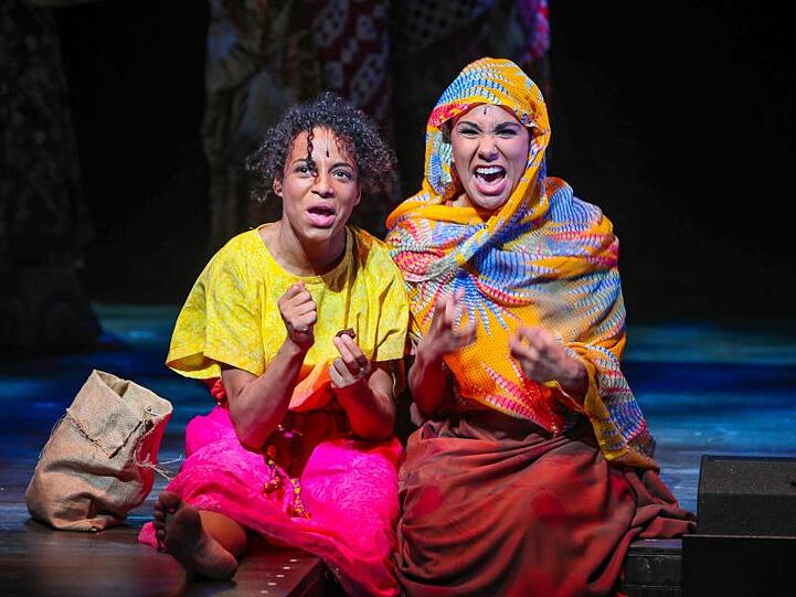 Naomi Simmonds (l) in der Rolle der jungen Waris Dirie und Lara de Toscano, die ihre Schwester Aman spielt, im Musical "Wüstenblume".