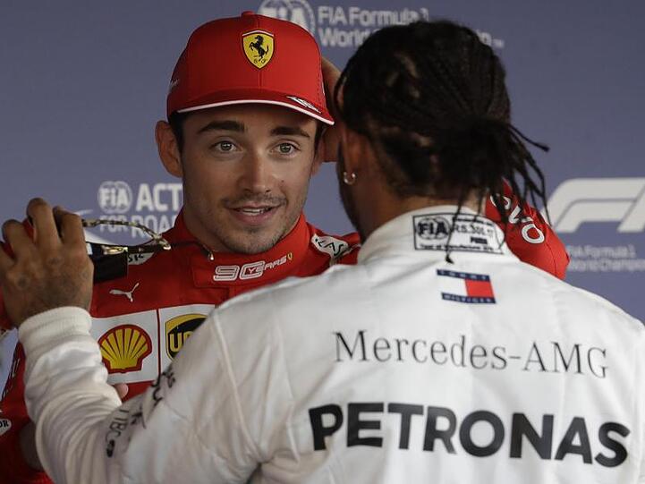 Der Zweitplatzierte Lewis Hamilton (r) unterhält sich mit dem Erstplatzierten Charles Leclerc.