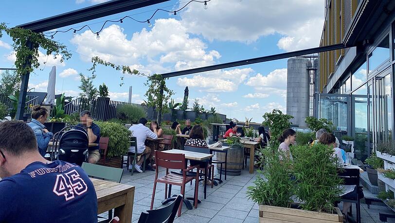 Die Atmosphäre der Küche im Kraftwerk bewegt sich zwischen Industriecharme und Gartenlokal. Die Atmosphäre der Küche im Kraftwerk bewegt sich zwischen Industriecharme und Gartenlokal.