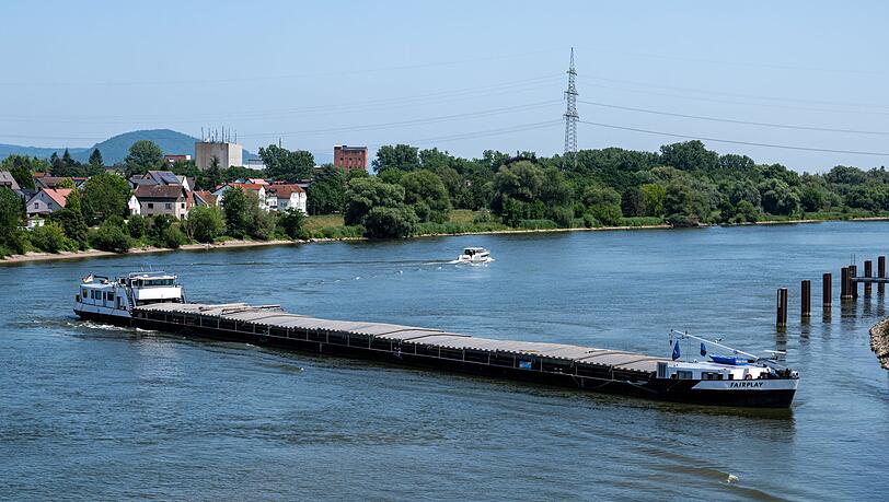 Wird der erneute Bergungsversuch am Montag klappen? Bislang scheiterten die Einsatzkräfte.