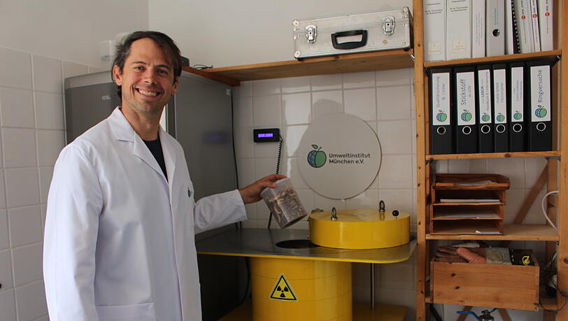 Hauke Doerk ist Referent f&uuml;r Radioaktivit&auml;t und Energiepolitik beim Umweltinstitut M&uuml;nchen. Er pr&uuml;ft regelm&auml;&szlig;ig Pilz-Proben auf deren radioaktive Belastung.