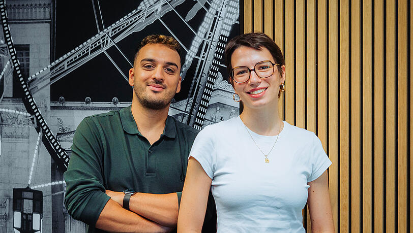 Die Hosts Niclas Vaccalluzzo und Maja Aralica sprechen im neuen AZ-Podcast "Kindl der Nacht" mit verschiedenen Gästen über das Münchner Nachtleben. Die Hosts Niclas Vaccalluzzo und Maja Aralica sprechen im neuen AZ-Podcast "Kindl der Nacht" mit verschiedenen Gästen über das Münchner Nachtleben.