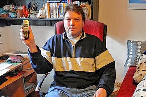 Stefan Doblinger ist auf das telefon angewiesen, sein Fuß ist zertrümmert