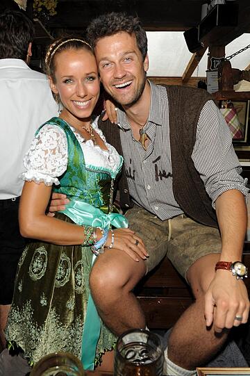 Auch da gibt's keine Party-Flaute: Wayne Carpendale und Annemarie Warnkross: Ein Pärchen wie aus dem Trachten-Bilderbuch