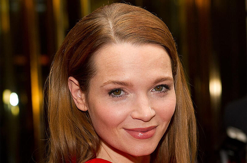 Mit rosaroter Brille durchs Leben: Schauspielerin Karoline Herfurth hat am 22. Mai Geburtstag.