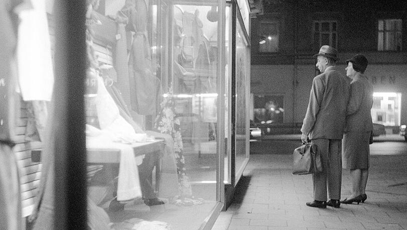 Shopping anno 1965: Ein Ehepaar vor einem Schaufenster.