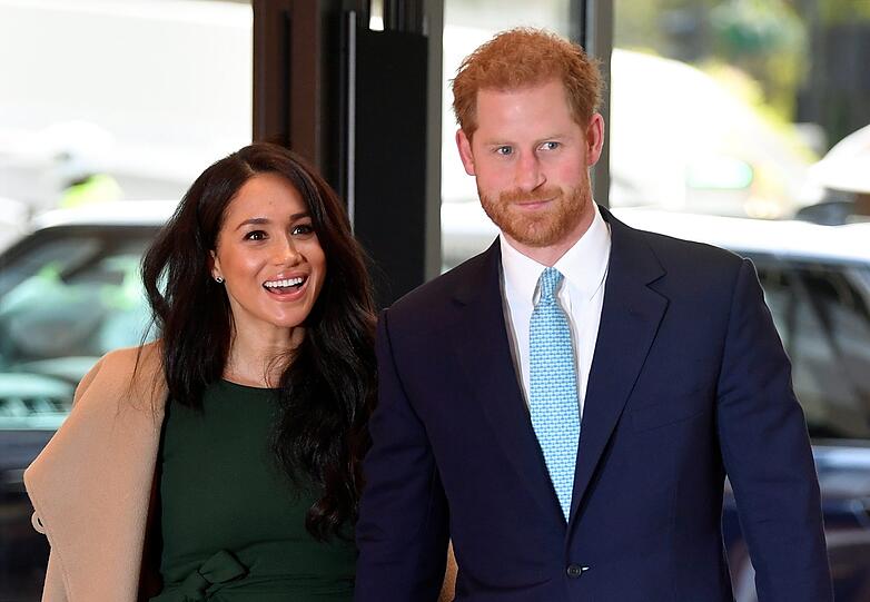 Die Vorfreude auf "Baby Sussex" ist groß: Die ganze Welt rätselt über Geburtstermin, mögliche Namen und fiebert mit. Eine Weile gibt es kaum negative Schlagzeilen über das royale Paar.