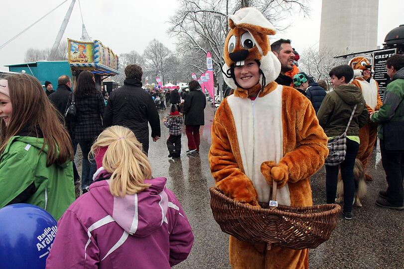 Osterhase Pia fand trotz Sauwetter Abnehmer für ihre Schoko-Hasen.