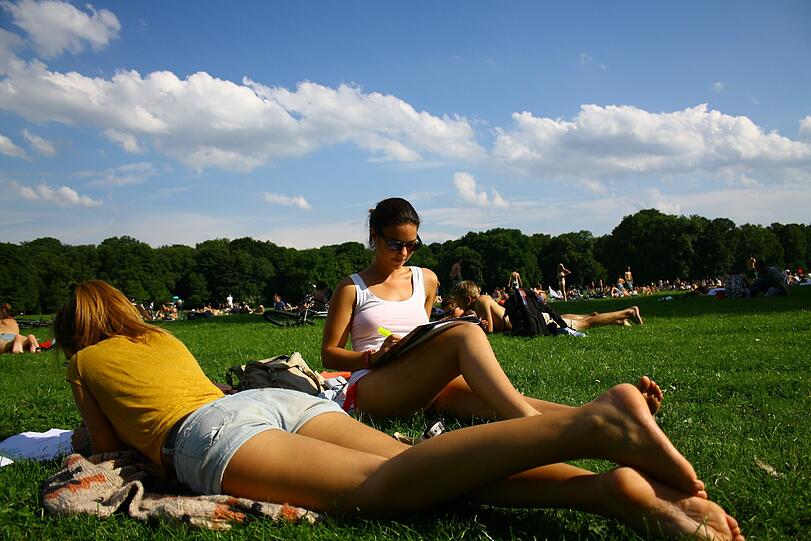 Lernen unter freiem Himmel: Isabell und Denise.