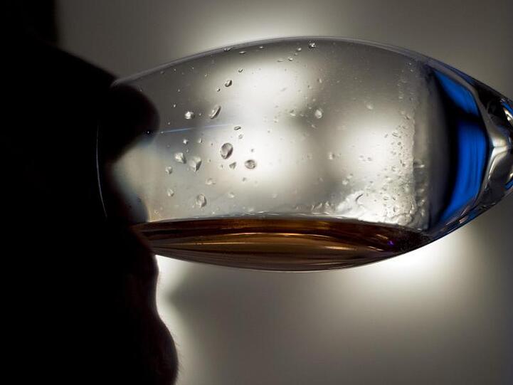 Alkohol am Arbeitsplatz birgt viele Risiken.