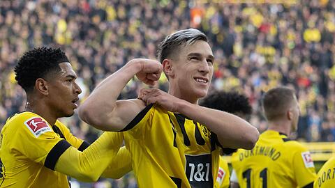 Dortmunds Nico Schlotterbeck jubelt mit Jude Bellingham über seinen Treffer.