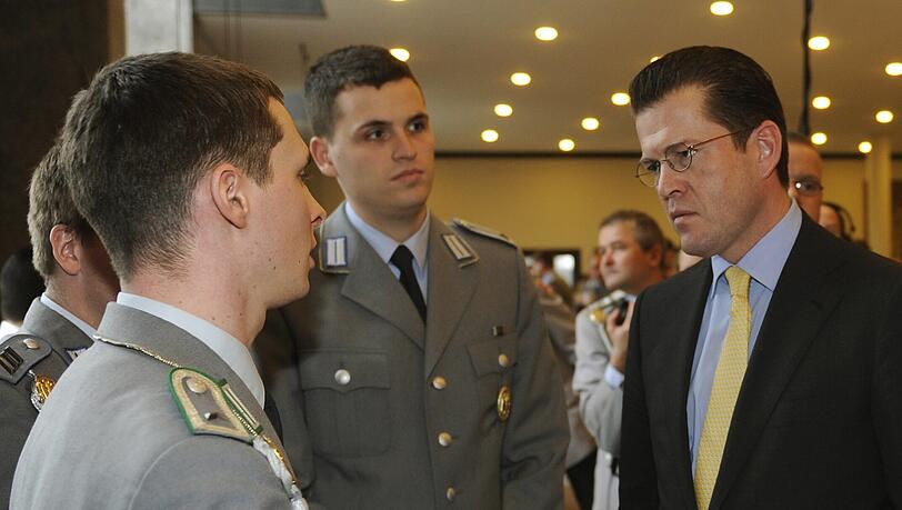 Unter ihm wurde die Wehrpflicht ausgesetzt: Der damalige Bundesverteidigungsminister Karl-Theodor zu Guttenberg (CSU) 2011 im Landtag in Hannover mit Soldaten. Unter ihm wurde die Wehrpflicht ausgesetzt: Der damalige Bundesverteidigungsminister Karl-Theodor zu Guttenberg (CSU) 2011 im Landtag in Hannover mit Soldaten.