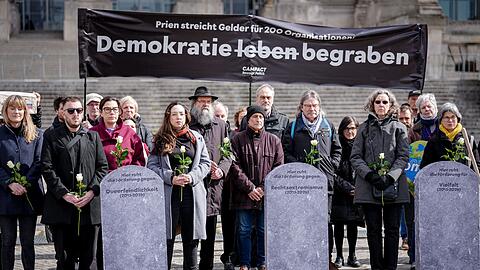 Eine Demonstration am Bundestag wandte sich gegen Einschnitte bei "Demokratie leben!".