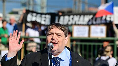 Bernd Posselt von der Sudetendeutschen Volksgruppe spricht bei der Gedenkfeier für die Opfer des Holocaust an dem Ort, von dem aus die jüdischen Transporte aus Brünn abfuhren. Bernd Posselt von der Sudetendeutschen Volksgruppe spricht bei der Gedenkfeier für die Opfer des Holocaust an dem Ort, von dem aus die jüdischen Transporte aus Brünn abfuhren.