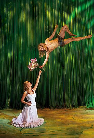 Halb Wilder, halb Fleurop-Bote aus dem Dschungel: Tarzan ist auch als Musical seit vier Jahren ein Erfolg in Hamburg.