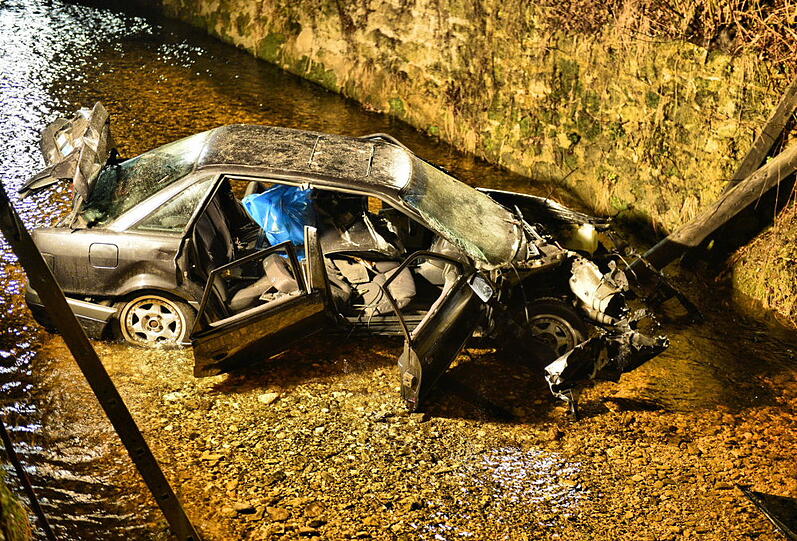 Schrecklicher Unfall bei Waging am See: Ein Auto fällt von einer Brücke. Die beiden Insassen werden schwer verletzt. Die Bilder von der Bergung...