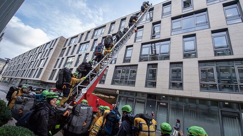 Einen Tag vor der Siemens-Hauptversammlung haben Aktivisten von Greenpeace am Dienstag das Dach der Konzernzentrale in München besetzt.