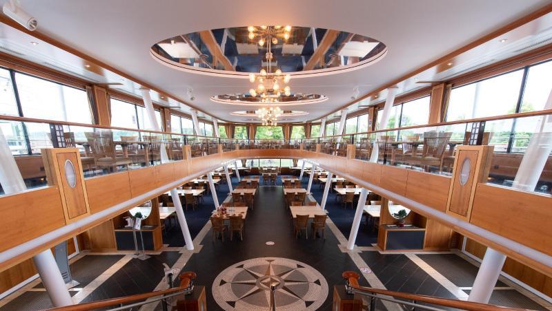Mit dem erforderlichen Abstand sind die Tische auf der MS Starnberg aufgebaut. Foto: Sven Hoppe/dpa