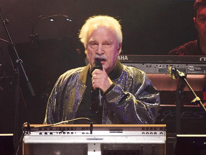 Giorgio Moroder singt zum Deutschlandauftakt "The Celebration of the '80s Tour" auf der Bühne im Tempodrom.