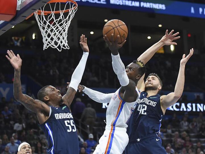 Musste mit den Oklahoma City Thunder eine Niederlage hinnehmen: Dennis Schröder (M).